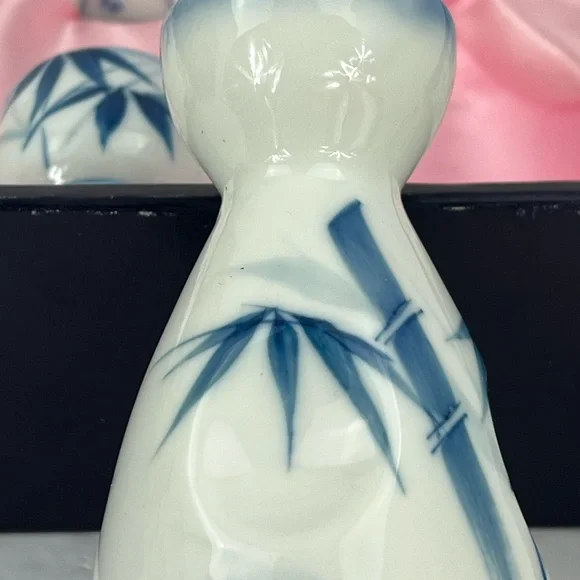 VINTAGE JAPANESE 14 PIECES SAKE SET, 12 CUPS, 2 BOTTLES, BLUE BAMBOO DESIGN - Picture 8 of 14